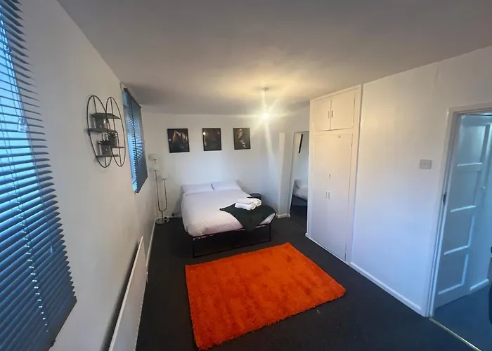 A Two Bedroom Cosy Hideaway Based In Greenwich