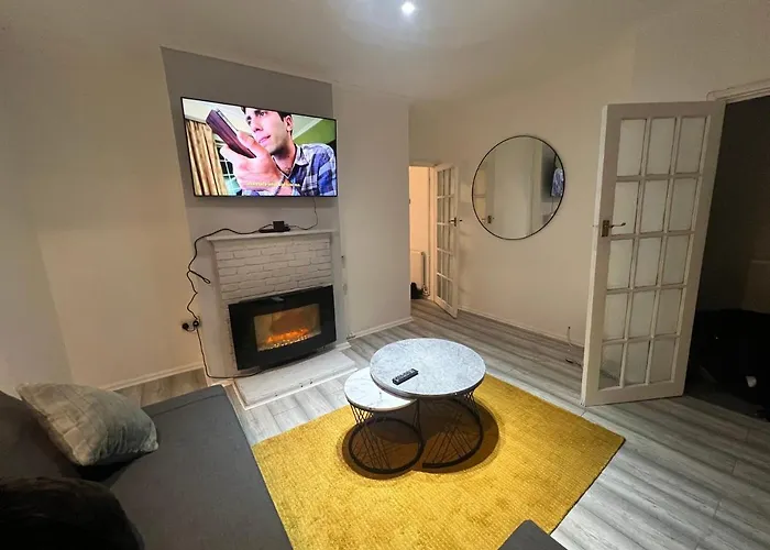A Two Bedroom Cosy Hideaway Based In Greenwich